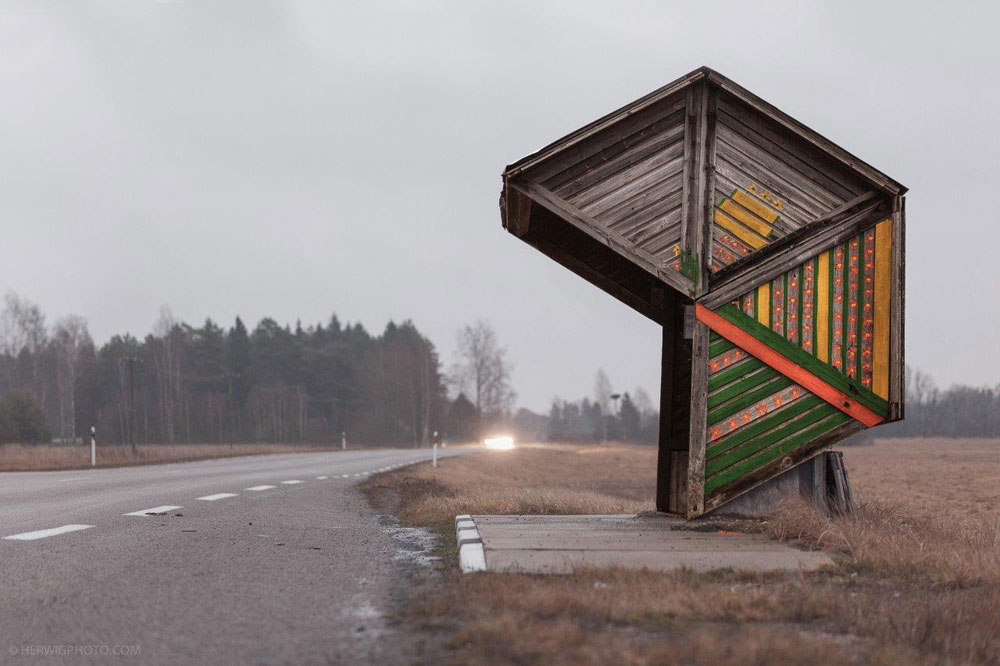 תחנת אוטובוס באסטוניה, מתוך הפרויקט. נקודת אור משמחת בלב הישימון התרבותי והפיזי (צילום: Christopher Herwig)