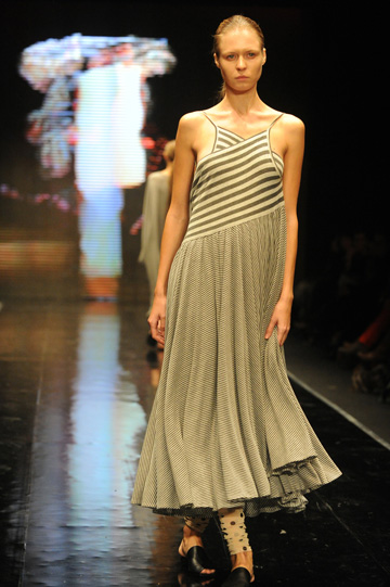 תצוגת האופנה של ששון קדם בשבוע האופנה תל אביב 2011. ''לא יצא מזה כלום, חוץ מאגו'' (צילום: גדי דגון)