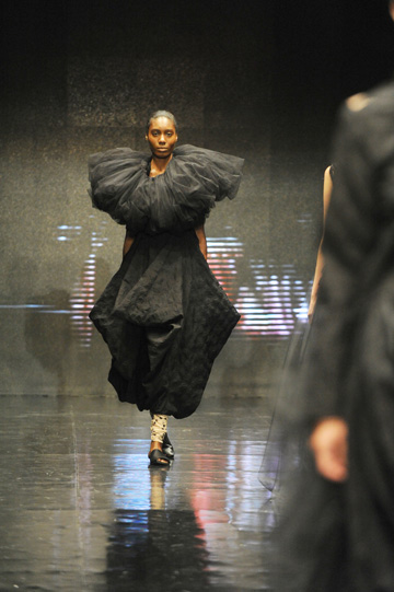 תצוגת האופנה של ששון קדם בשבוע האופנה תל אביב 2011. ''יש בגדים ויש אופנה – בגדים יש לכולם, אבל אופנה היא חוויה רגשית''  (צילום: גדי דגון)