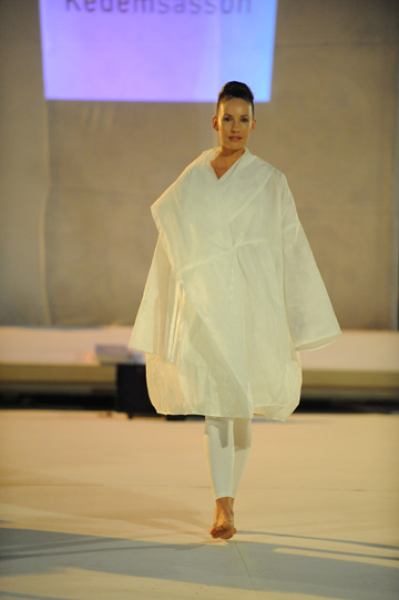''ביקשו ממני לעשות בגדים יפים, אז אני עושה''. תצוגת האופנה של ששון קדם בשבוע האופנה תל אביב 2011 (צילום: גדי דגון)