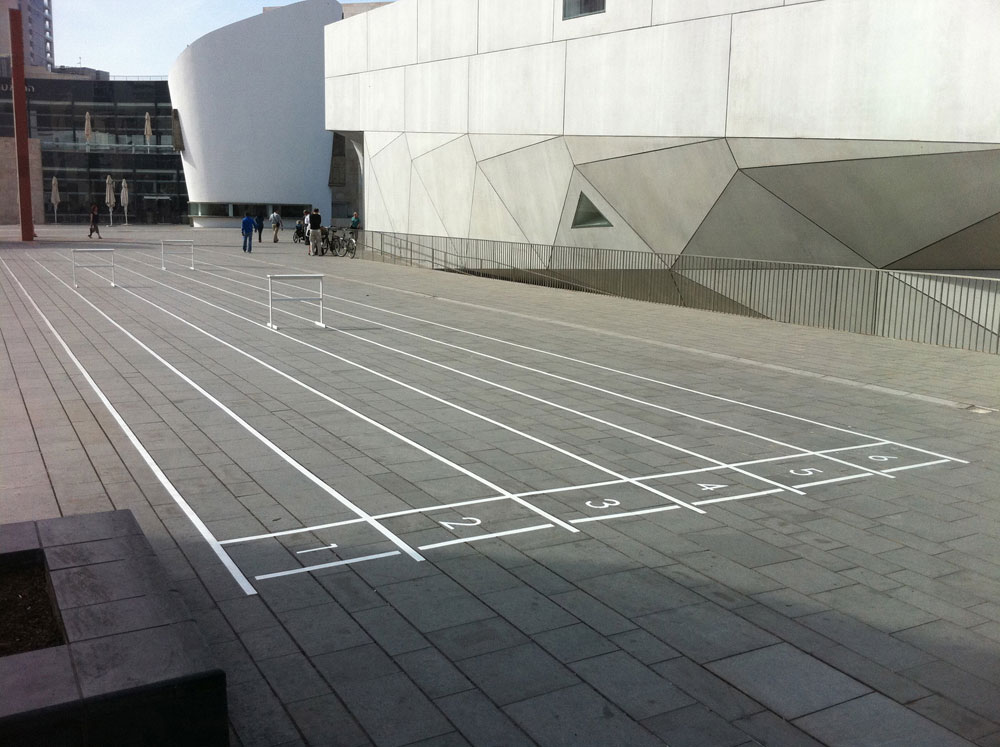 הרחבה השוממת של מוזיאון תל אביב החדש יכולה להמציא את עצמה מחדש בעזרת האתלטיקה. המשוכות והמסלולים כבר כאן (צילום: עומרי שפירא, עודד גל, גדעון לוין)