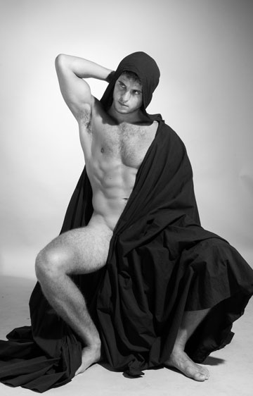 מתוך התערוכה "הומוגרפיה - עירום גברי בצילומי אופנה ישראליים" (צילום: איתן ברנט)