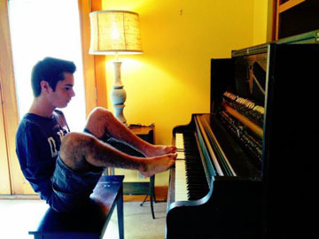 לימד את עצמו לנגן בפסנתר, דנהיי (צילום: פייסבוק George Dennehy Music)
