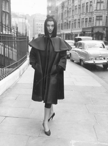 דוגמנית במעיל של בלנסיאגה, 1955. תערוכה המוקדשת לבית האופנה תוצג במוזיאון תל אביב (צילום: gettyimages)