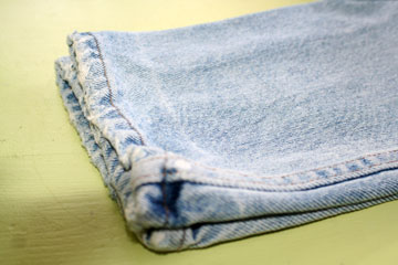 מכפלת הג'ינס הופכת לסלסילת אחסון (צילום: דליה ברנובר)