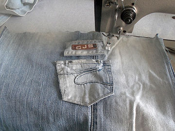 מכיס המכנסיים לכיס התיק (צילום: דליה ברנובר)