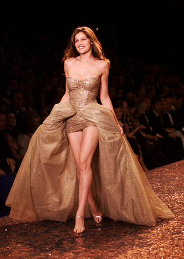 על המסלול: לטיסיה קסטה בתצוגת אופנה של ויקטוריה'ס סיקרט, 2000 (צילום: gettyimages)