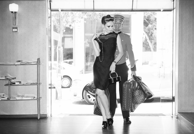 שמלת וינטג': מרים שוייר; משקפיים: H&M; תיק יד וינטג':, מריים שוייר; נעליים: H&M; מזוודות: לואי ויטון (צילום: איילת רבינוביץ')
