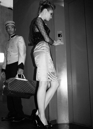 מחוך: יניב פרסי, אוסף פרטי; חולצת וינטג': מרים שוייר; חצאית, H&amp;M; נעליים, TOGO; תיק נסיעות: לואי ויטון (צילום: איילת רבינוביץ')