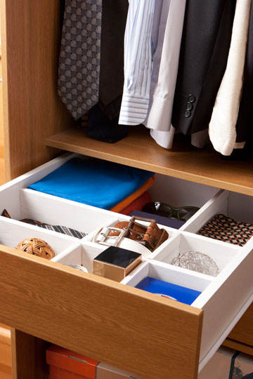 הטיפ של סיימון אלמלם: ''לסדר את הארון לפי צבעים ובדים, ולהפריד בין אקססוריז לבגדים'' (צילום: thinkstock)