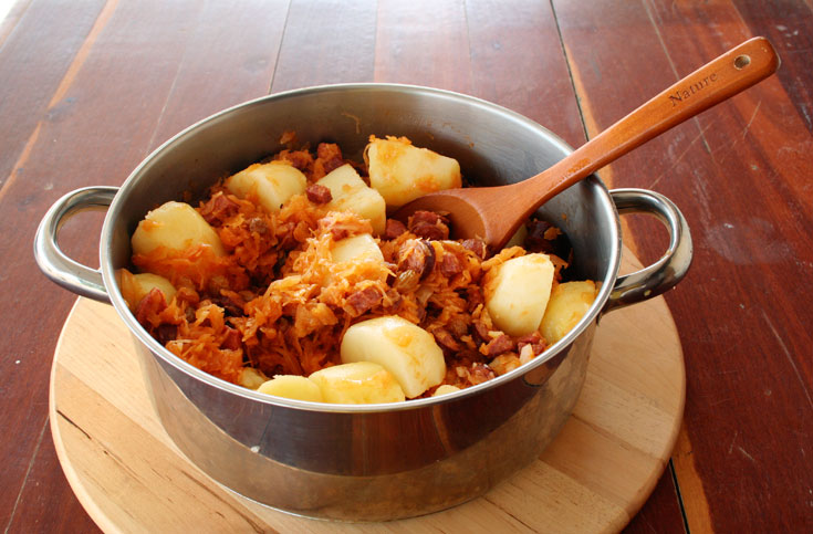 תבשיל כרוב כבוש עם תפוחי אדמה ונקניקים (צילום: אסנת לסטר)