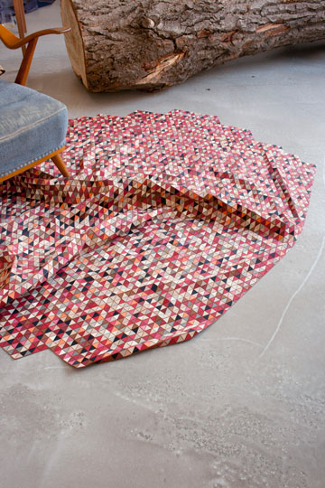 שטיח ממשולשי עץ, בעיצוב Elisa Strozyk (צילום: Sebastian Neeb)
