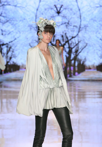 שכר גבוה יותר מהממוצע. אניה מרטירוסוב בתצוגת האופנה של לי גרבנאו (צילום: ענבל מרמרי )