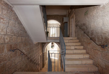 גרם מדרגות במתחם הנסן (צילום: איל תגר)