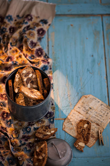 בישקוטי דבלים אגוזים ולימונצ'לו (צילום: דני לרנר, סגנון: טליה אסיף)