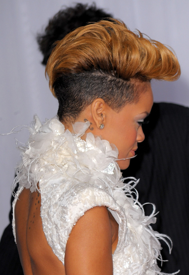 ריהאנה 2010. השיער בלחץ (צילום: gettyimages)