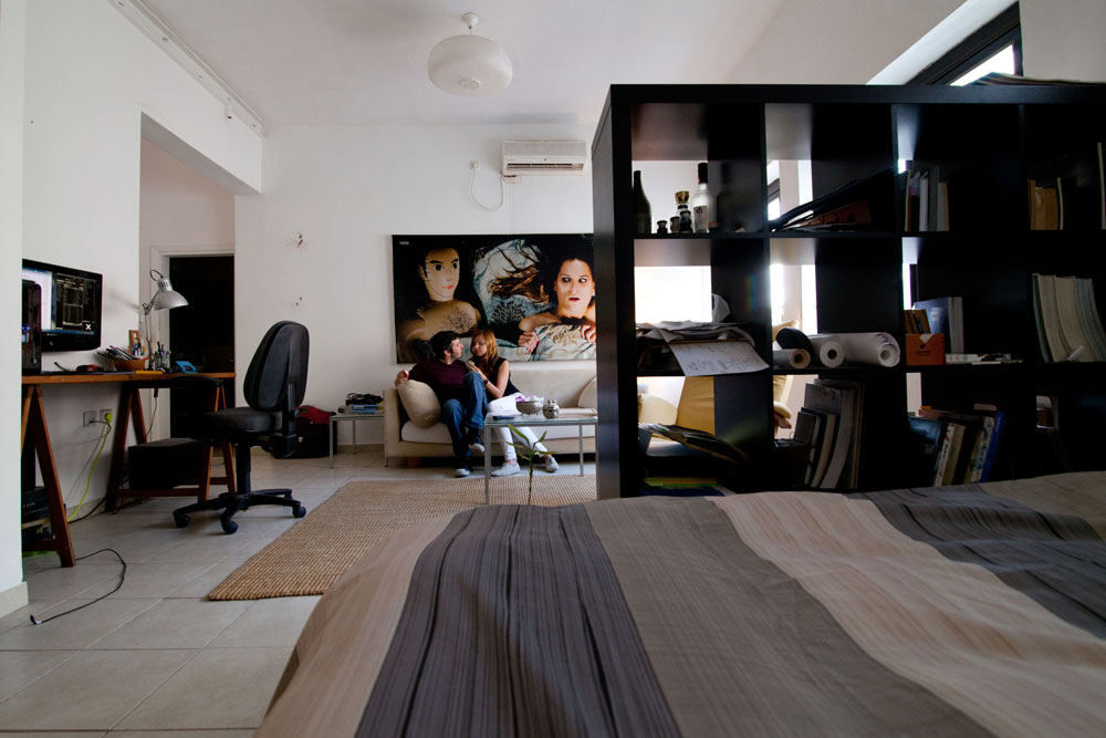 זוהי גרסת החום-שחור של הרהיט, כאן בדירת סטודנטים במרכז תל אביב. המוצר החדש - KALLAX שמו - יגיע גם בצבעי פסטל אופנתיים, כמו ורוד ומנטה (צילום: דור נבו)