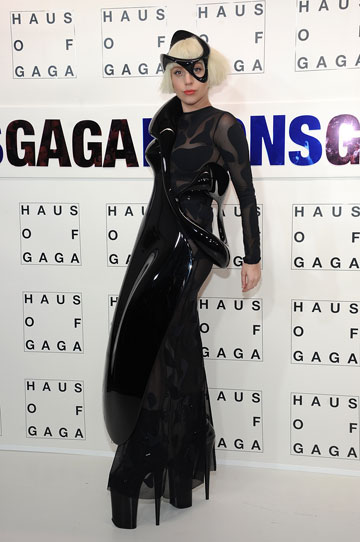 גם שחור לא חייב להיות סולידי. ליידי גאגא, 2013 (צילום: gettyimages)