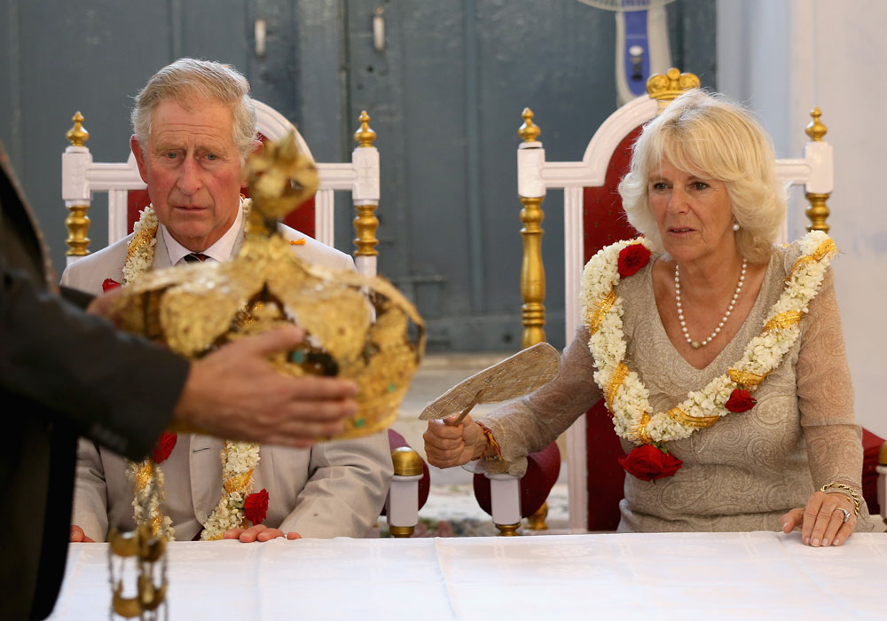 ייאלץ להסתפק בינתיים בכתר הזה. צ'אלרס וקמילה בעת ביקורם בהודו בשבוע שעבר (צילום: gettyimages)