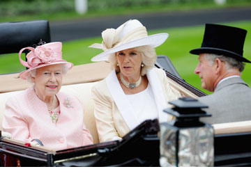 שונאת אותה, או דווקא יחסים חמימים? הזוג עם המלכה אליזבת' (צילום: gettyimages)