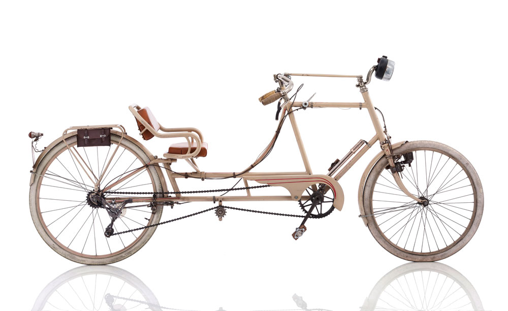 אופני-שכיבה ליחיד, תוצרת Sironval הצרפתית. שנת ייצור: 1939, משקל: 20 ק''ג. מתוך אוסף אמבאכר, הכולל 100 זוגות נדירים (Photographs by Bernhard Angerer)