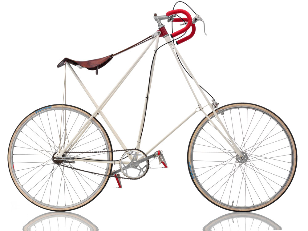 אופניים בהשראת מיקאל פדרסן הדני, עם מושב-אוכף והתקשחות של האופניים כאשר מתיישבים לרכב. יצרן Solling, דנמרק, 1978, 11.9 ק''ג. מתוך אוסף אמבאכר (Photographs by Bernhard Angerer)