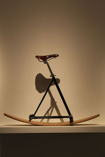 בהשראת. מושב אופניים. בעיצוב אילון ערמון (צילום: בני גם זו לטובה)