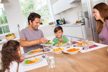 ארוחה משפחתית תורמת לחיזוק הקשר ולהקניית הרגלי אכילה (צילום: thinkstock)