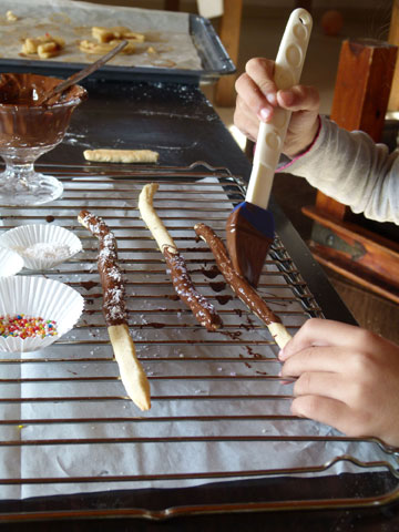 מברישים מקלות מיקאדו בשוקולד (צילום: מרילין איילון )