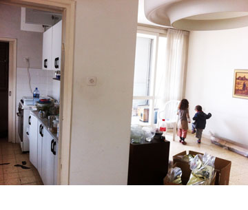 הסלון והמטבח, ''לפני''. אחד הקירות הבודדים שנהרסו (צילום: גאל לוי)