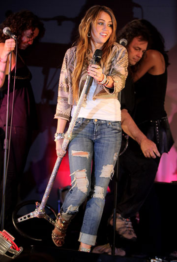 מכנסי ג'ינס קרועים בצורה מדויקת. מיילי סיירוס, 2009 (צילום: gettyimages)