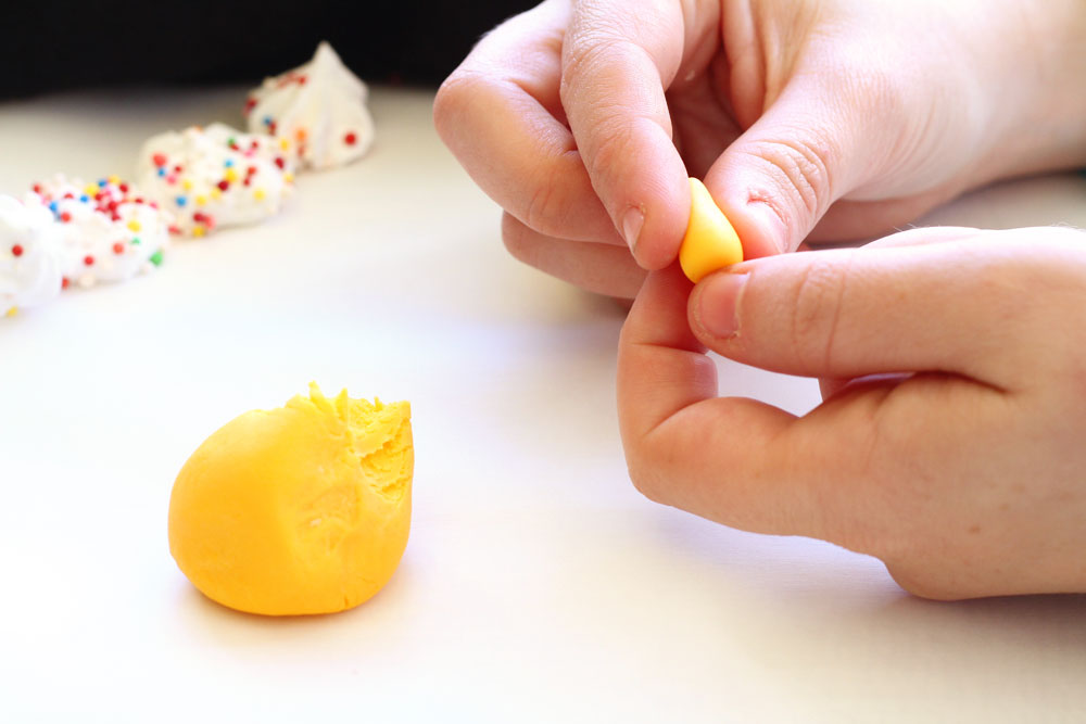 5. יוצרים קונוסים קטנים מבצק סוכר צהוב - הם יהיו השער (צילום: מיכל אורן)