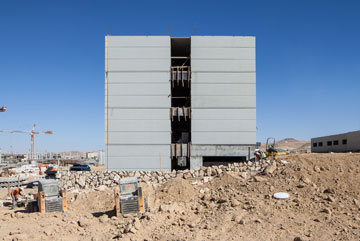 מעטפת הבניין, שמורכבת משכבות של בידוד ובטון, מגיעה לאתר מהמפעל בחלקים מוכנים, ומורכבת בשטח (צילום: טל ניסים)