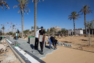 פועלים ערבים ב"עיר הבה"דים" (צילום: טל ניסים)