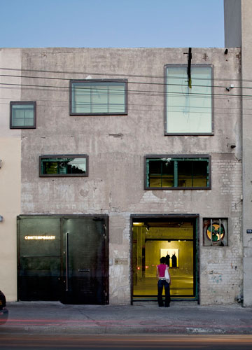 המבנה התעשייתי ברחוב הרצל בתל אביב, שהפך לגלריה לאמנות עכשווית (צילום: עמית גרון)