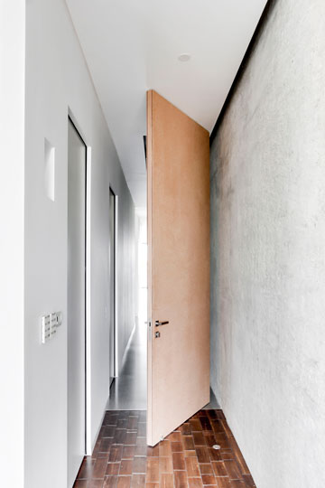 דלת חדר השינה הראשי עשויה משעם ויובאה מלוס אנג'לס (צילום: Richard Jochum)