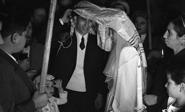 זווית קצת אחרת לישוב העברי. חתונה בטבריה בשנות השלושים (צילום: נפתלי אופנהיים)