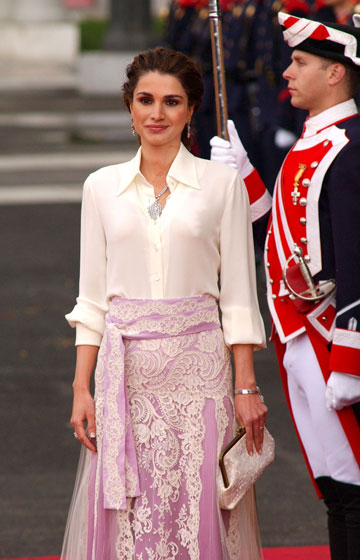 המלכה ראניה מירדן עם תיק של המותג Sarah's Bag (צילום: gettyimages)