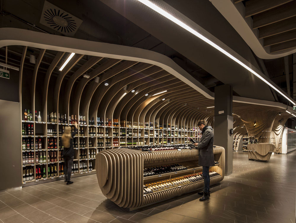 ''ספאר סופרמרקט", שנפתח לפני כשנה בבודפשט. בישראל שולט היום שוק הדיסקאונט (סופרים זולים) ביותר מ-50% מקניות המזון. בהתאמה, ההשקעה בעיצוב חווית הלקוח הלכה וירדה (צילום: Marco Zanta)