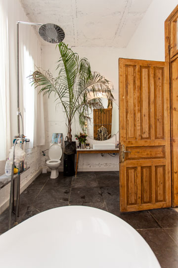 האמבטיה היא החדר היחיד בבית שרוצף מחדש, והמקלחון נבנה על ידי בעל הבית (צילום: אבישי פינקלשטיין)