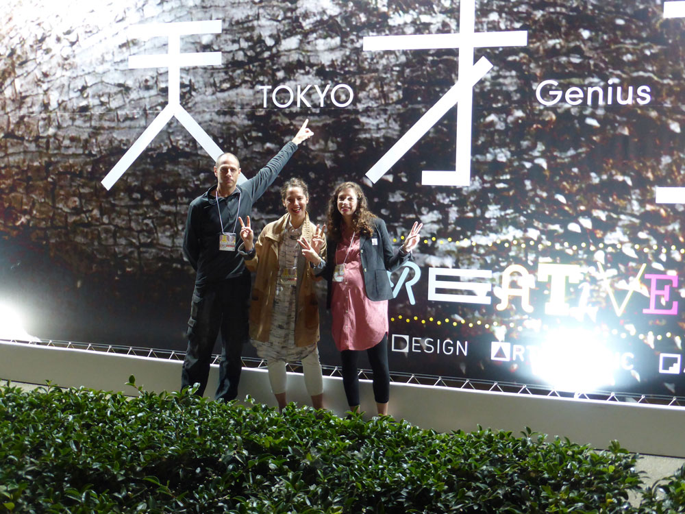 התערוכה זכתה במקום הראשון בתחרות בין בתי הספר הזרים לעיצוב בשבוע העיצוב בטוקיו. בתמונה אוצרות התערוכה ניצן דבי (מימין) וליאורה רוזין, יחד עם המעצב והמרצה דב גנשרוא (באדיבות בצלאל)