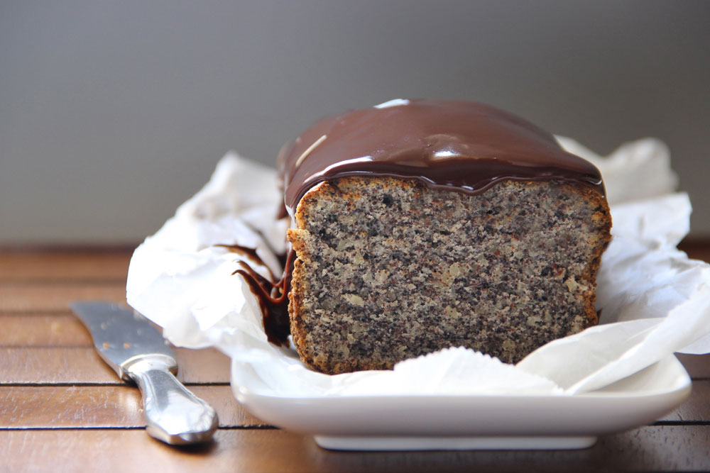 עוגת פרג ברוטב שוקולד (צילום: שרה ליברמן)