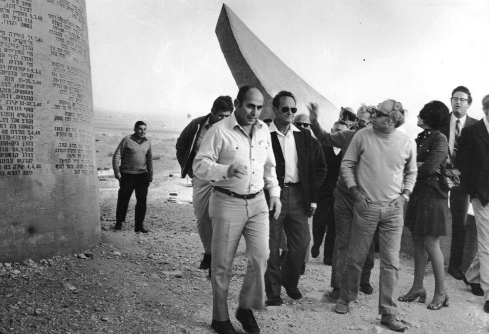 השר יגאל אלון והמהנדס מיכה פרי (לימינו, בחולצה בהירה) בטקס חנוכת האתר, 1968 (צילום: גואל דרורי)