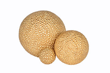 כדורים דקורטיביים מצופים זהב, של איה עזריאלנט (צילום: יונתן לבנת בוסידן)