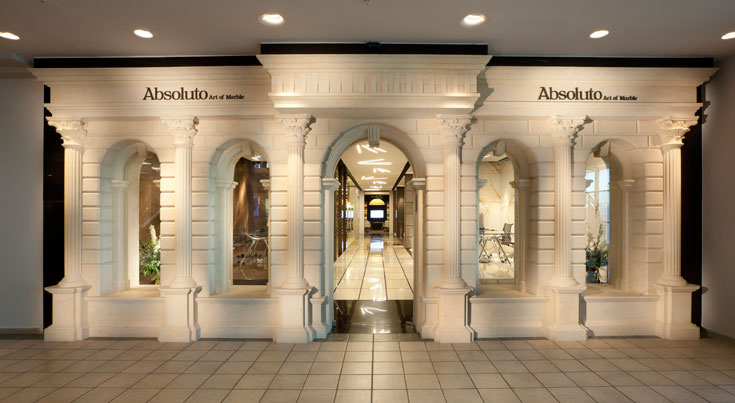 העמודים בחזית החנות נבנו מליימסטון, אבן גיר איטלקית, למראה בסגנון קלאסי (צילום: אלעד גונן)