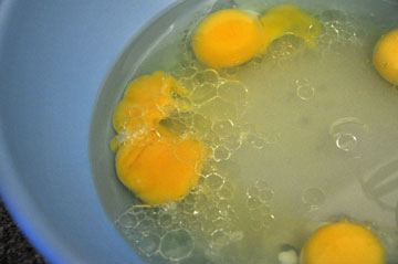שלב 1: מערבבים שמן, סוכר ביצים ומים (צילום: טל אברזל)