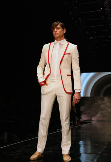 חייטות מושקעת. התצוגה של שי שלום בשבוע האופנה תל אביב 2011 (צילום: ענבל מרמרי)