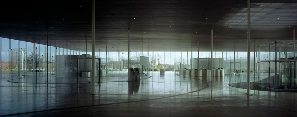 הכניסה למוזיאון נעשית דרך קובייה מרכזית ושקופה לחלוטין, שמכילה חנות ספרים, קפיטריה וחדרי התכנסויות, כל אחד בתוך חלל אליפטי עשוי זכוכית מקומרת (צילום: Hisao Suzuki)