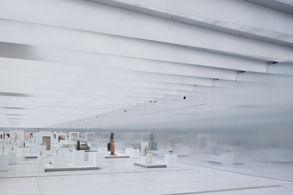 תצגת הקבע של אוצרות המוזיאון הפריזאי תוצג בגראנד גלרי, שאורכו 125 מטרים. באולם השני יוצגו תערוכות מתחלפות (צילום: Iwan Baan)