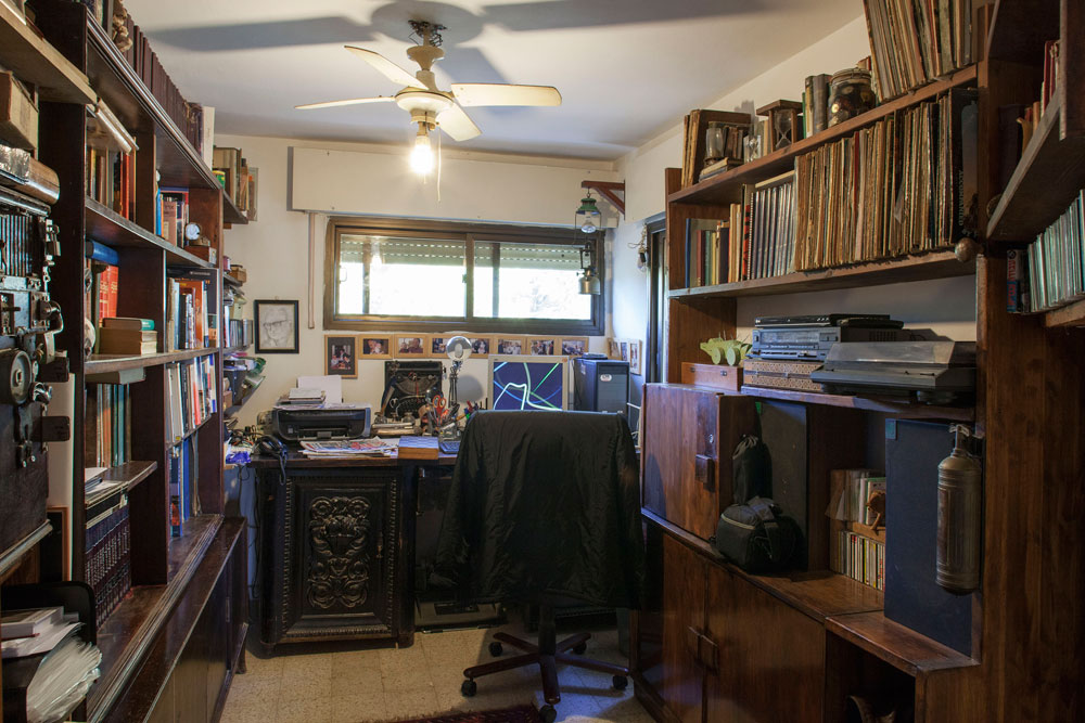 חדר העבודה. ''כשנכנסתי אליו בפעם הראשונה הבנתי שסידרתי לי את חדר העבודה של אבא שלי ברחביה. אותו גודל, אותו יחס בין השולחן לארונות הספרים, לחלון, לדלת. אותם ספרים'' (צילום: אביעד בר נס)